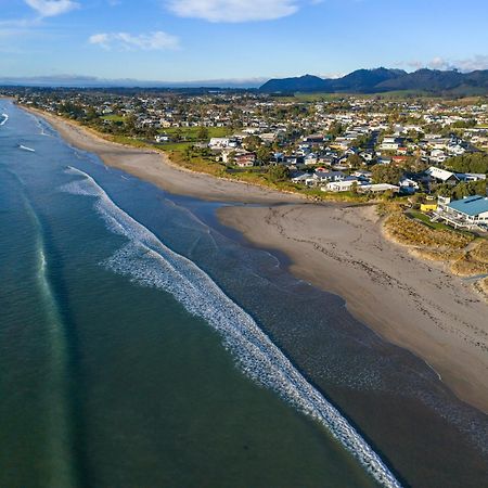 Tasman Holiday Parks - Waihi Beach Экстерьер фото Aerial view of the beach at Waikuku