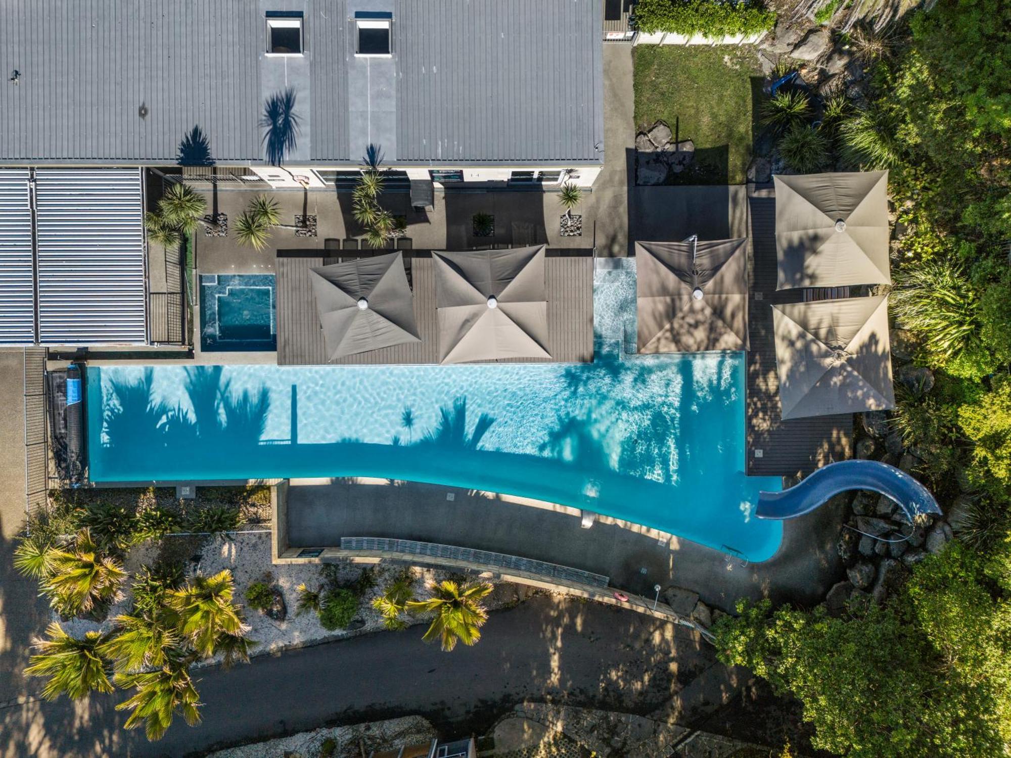 Tasman Holiday Parks - Waihi Beach Экстерьер фото Aerial view of the pool