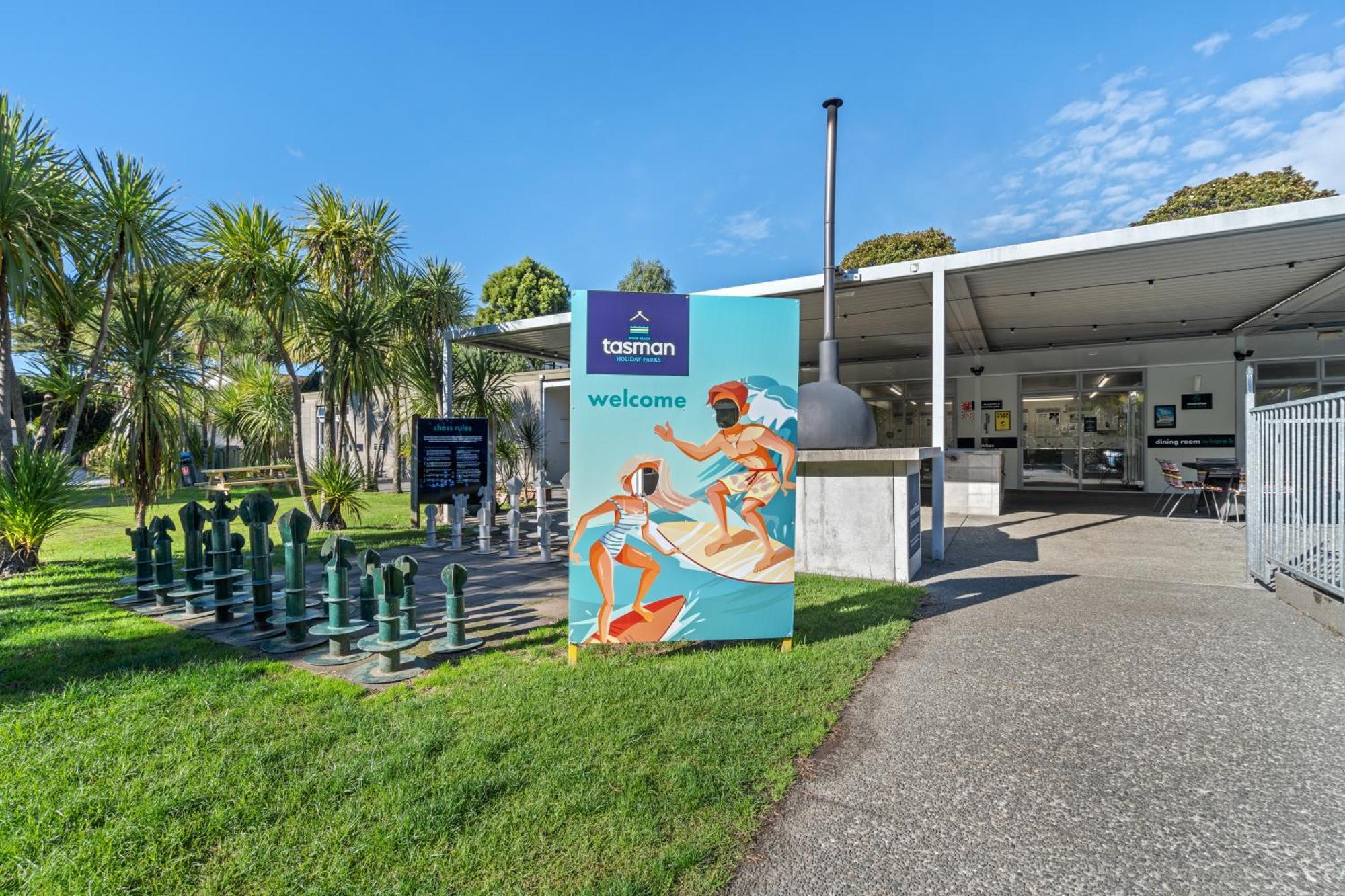 Tasman Holiday Parks - Waihi Beach Экстерьер фото The entrance to the pool