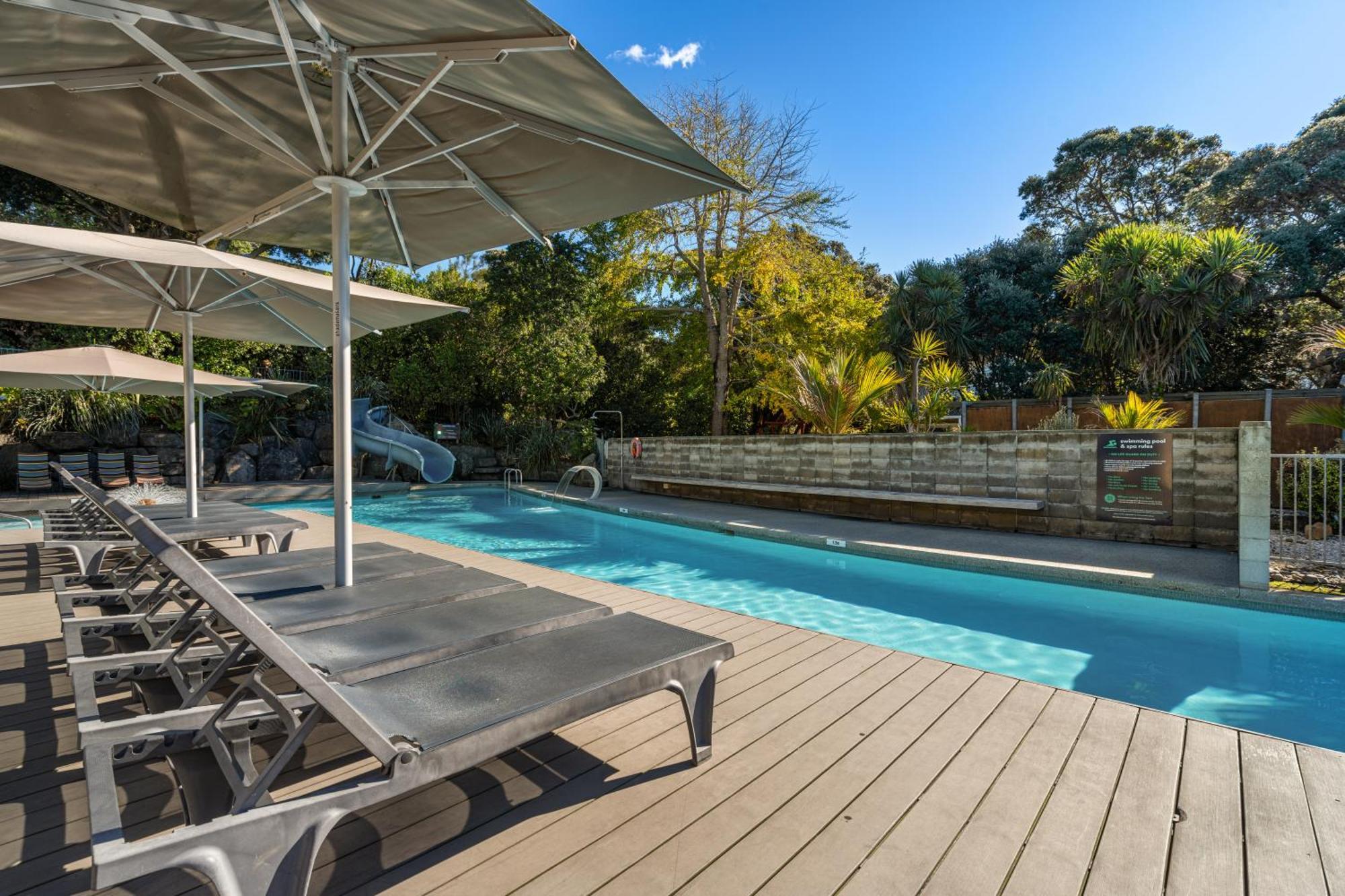 Tasman Holiday Parks - Waihi Beach Экстерьер фото The pool at the hotel