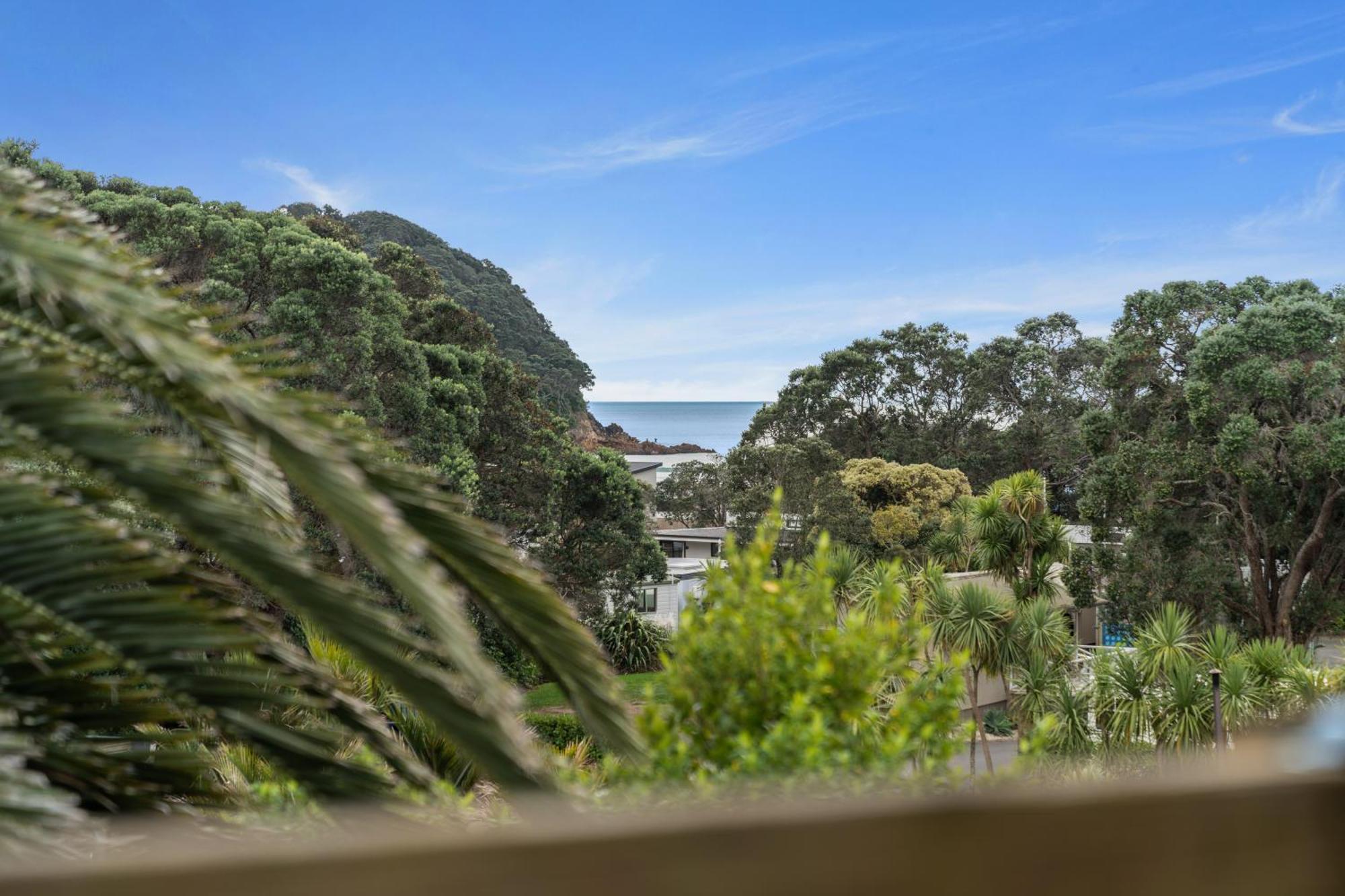 Tasman Holiday Parks - Waihi Beach Экстерьер фото View of the bay from the town