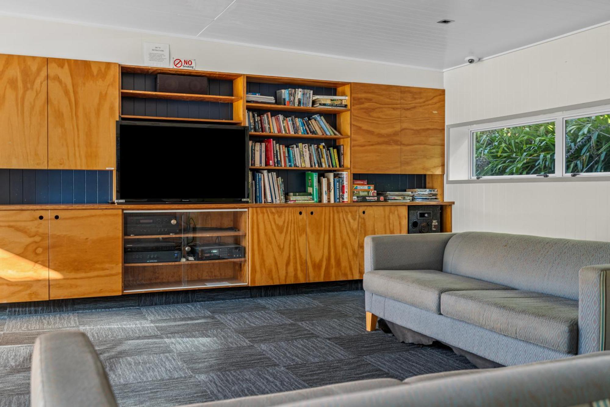 Tasman Holiday Parks - Waihi Beach Экстерьер фото The interior of the house