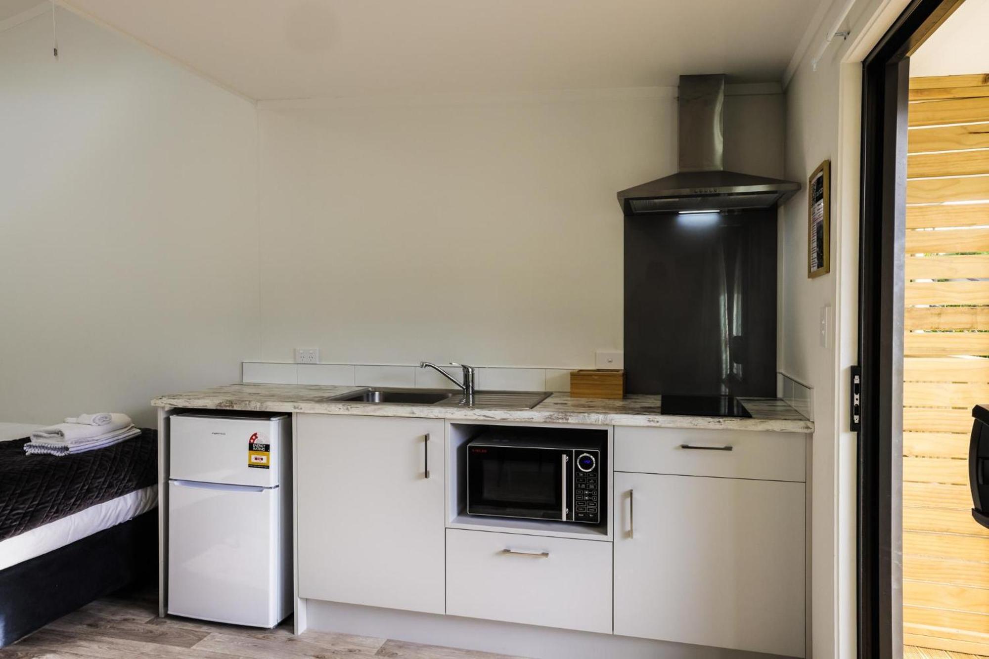 Tasman Holiday Parks - Waihi Beach Экстерьер фото A kitchen in a motel