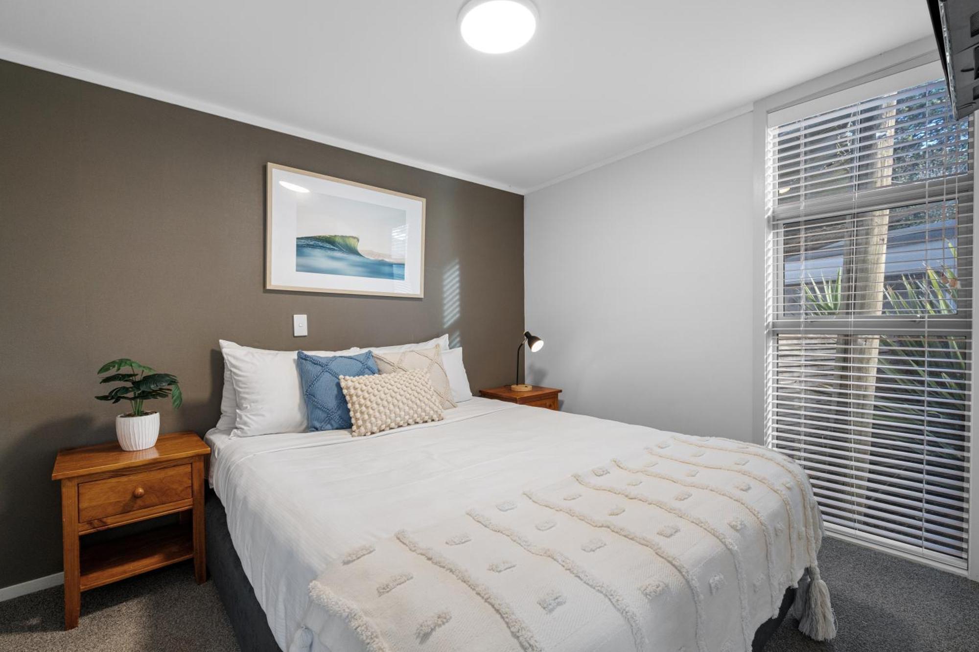 Tasman Holiday Parks - Waihi Beach Экстерьер фото A bedroom in a typical apartment