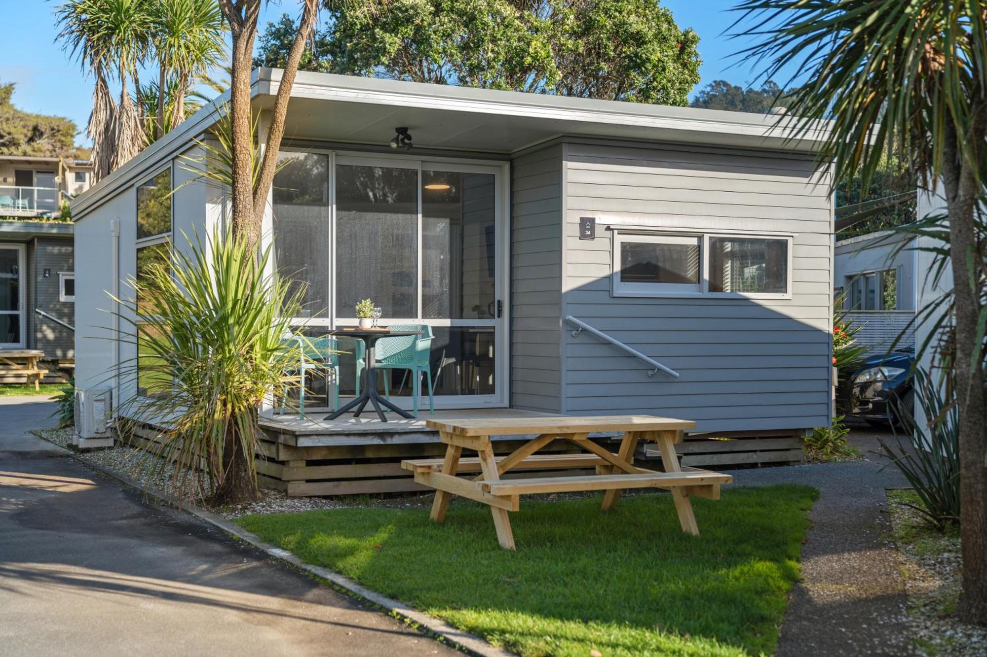 Tasman Holiday Parks - Waihi Beach Экстерьер фото A bach at a holiday park in New Zealand