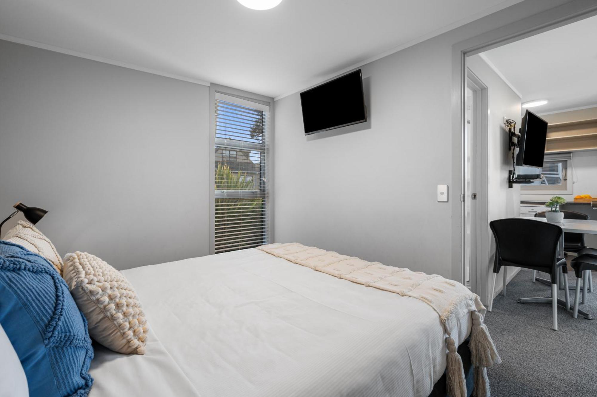 Tasman Holiday Parks - Waihi Beach Экстерьер фото A bedroom in a typical apartment