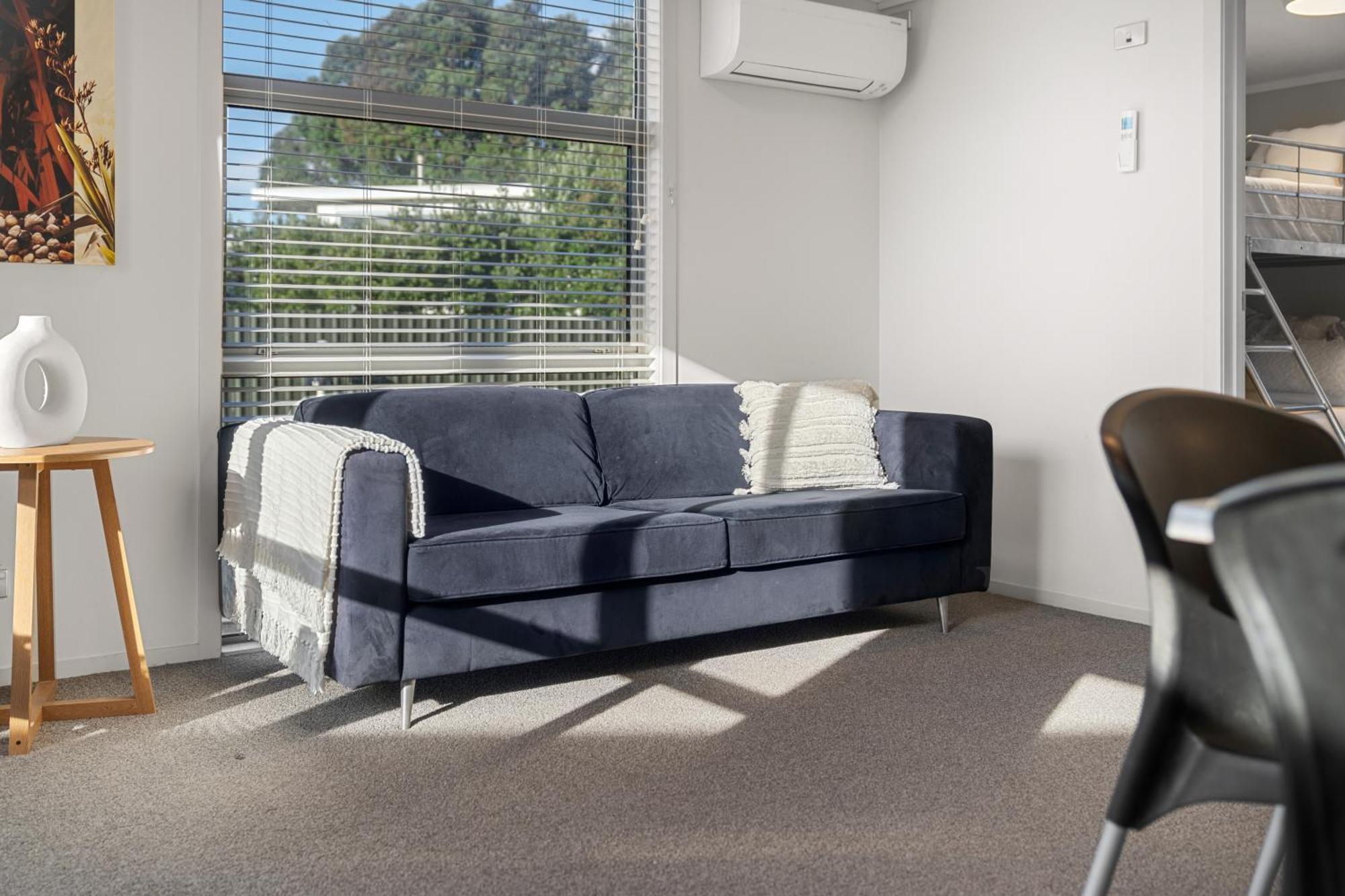 Tasman Holiday Parks - Waihi Beach Экстерьер фото A sofa