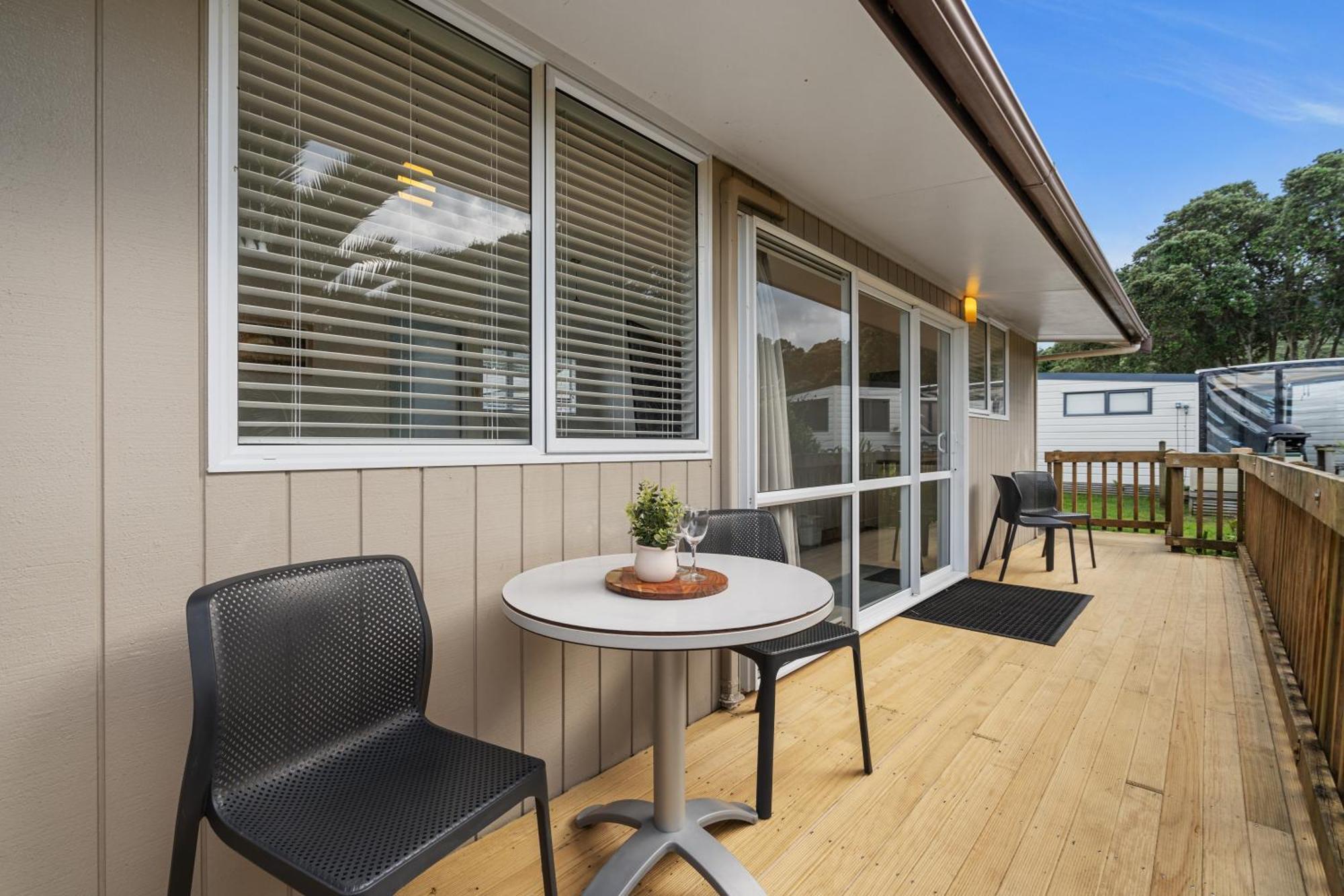 Tasman Holiday Parks - Waihi Beach Экстерьер фото A typical motel room