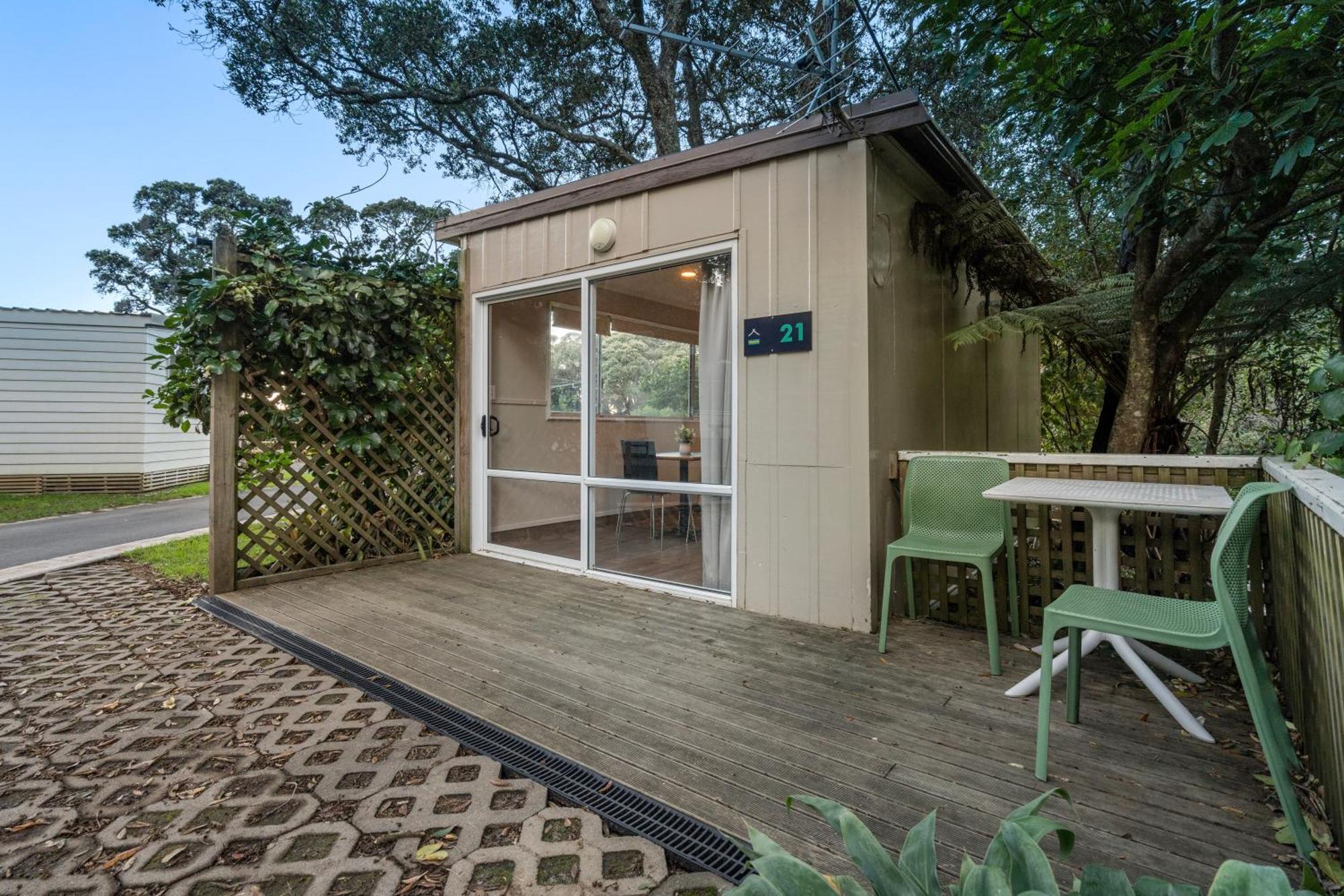 Tasman Holiday Parks - Waihi Beach Экстерьер фото A typical studio cabin at the park