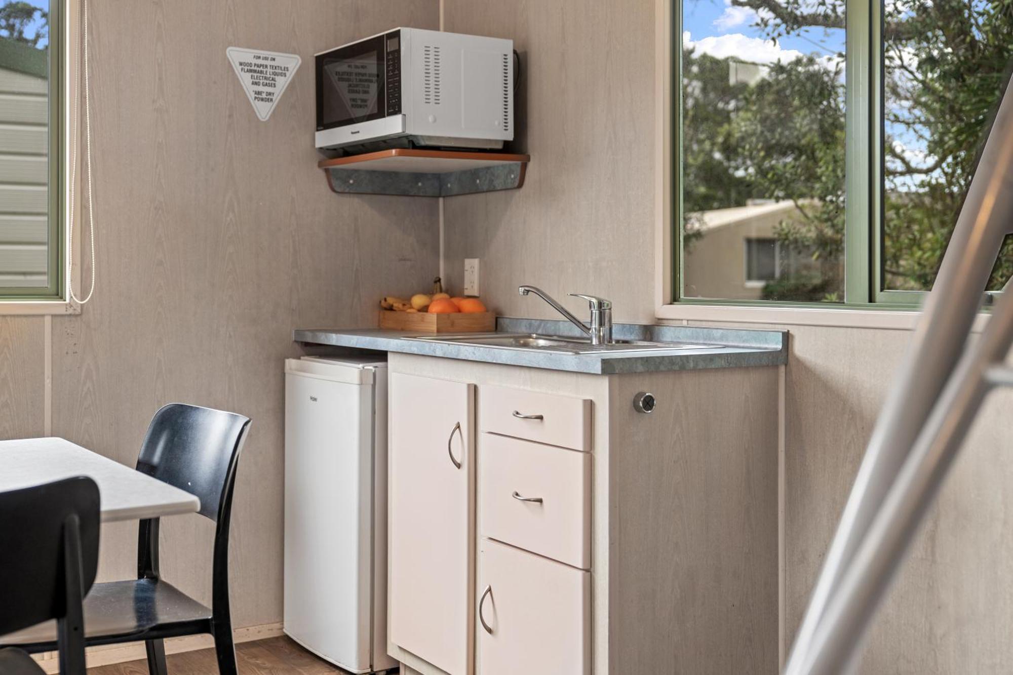 Tasman Holiday Parks - Waihi Beach Экстерьер фото A typical kitchen in a typical studio