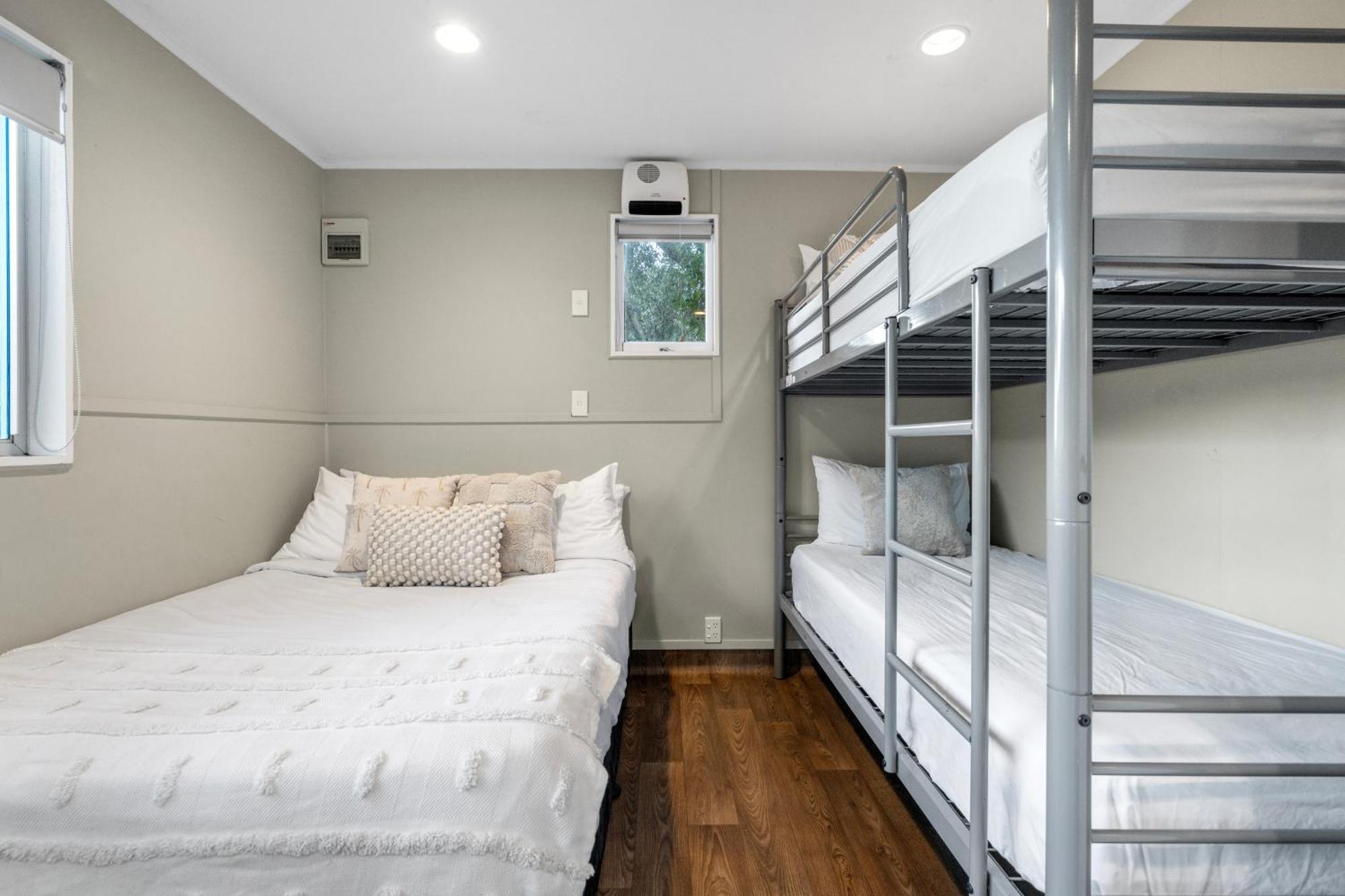 Tasman Holiday Parks - Waihi Beach Экстерьер фото Bunk beds in a cabin