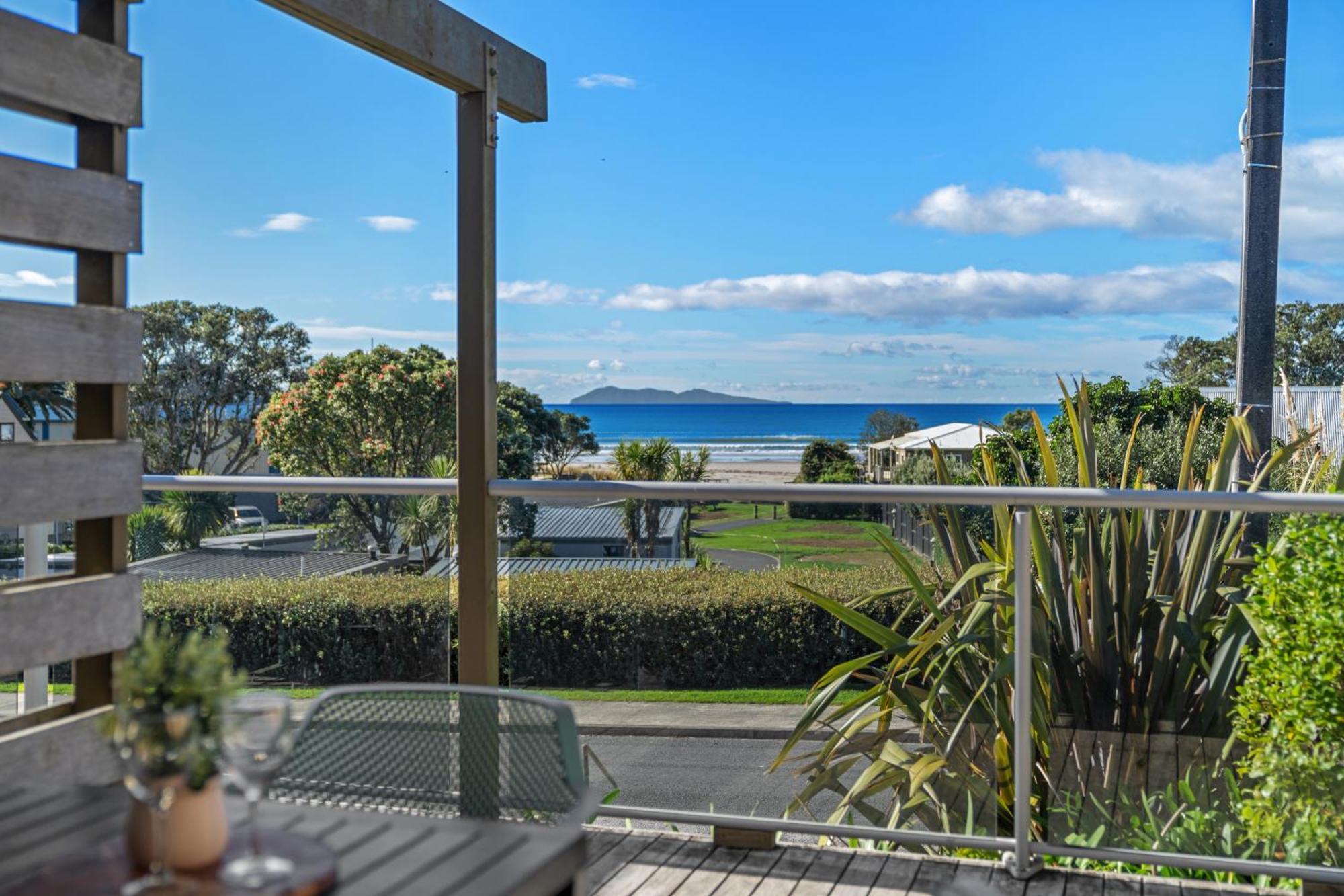 Tasman Holiday Parks - Waihi Beach Экстерьер фото View of the bay from a house in Red Beach