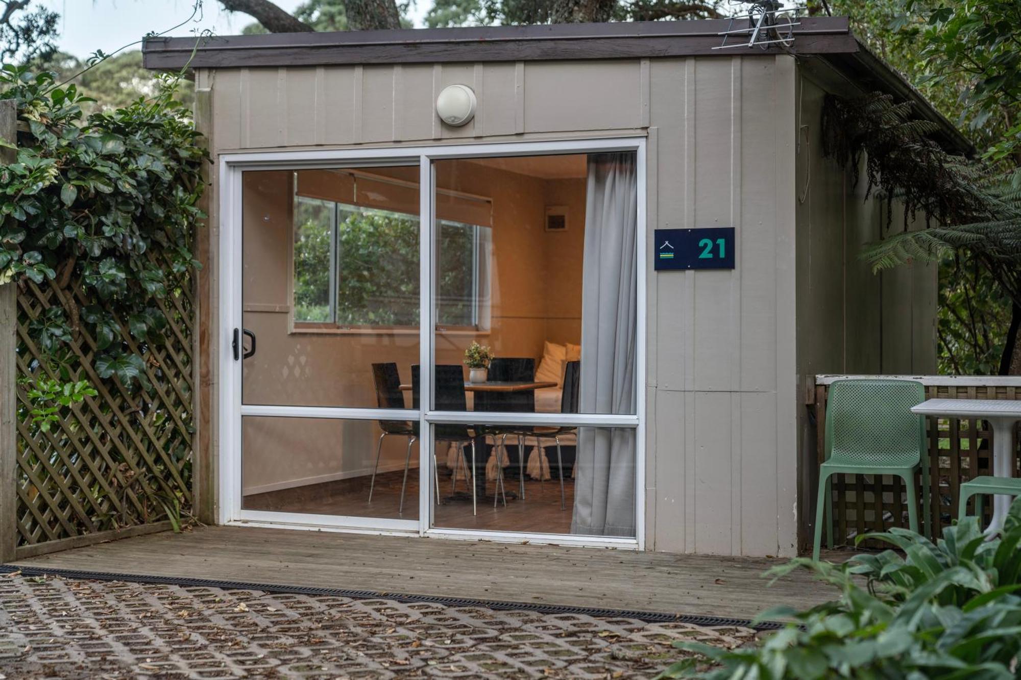 Tasman Holiday Parks - Waihi Beach Экстерьер фото A garden room in Auckland, New Zealand